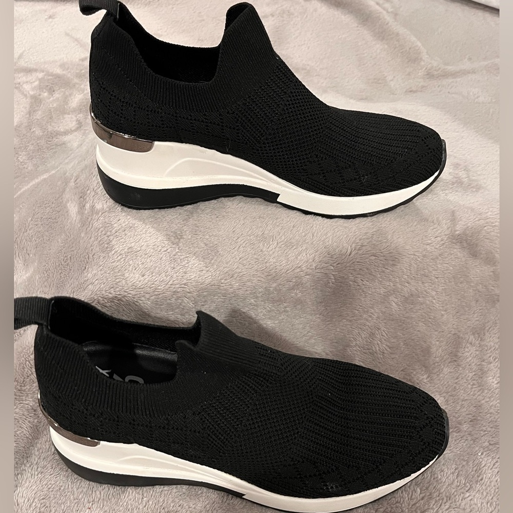 Black wedge tennis shoes.